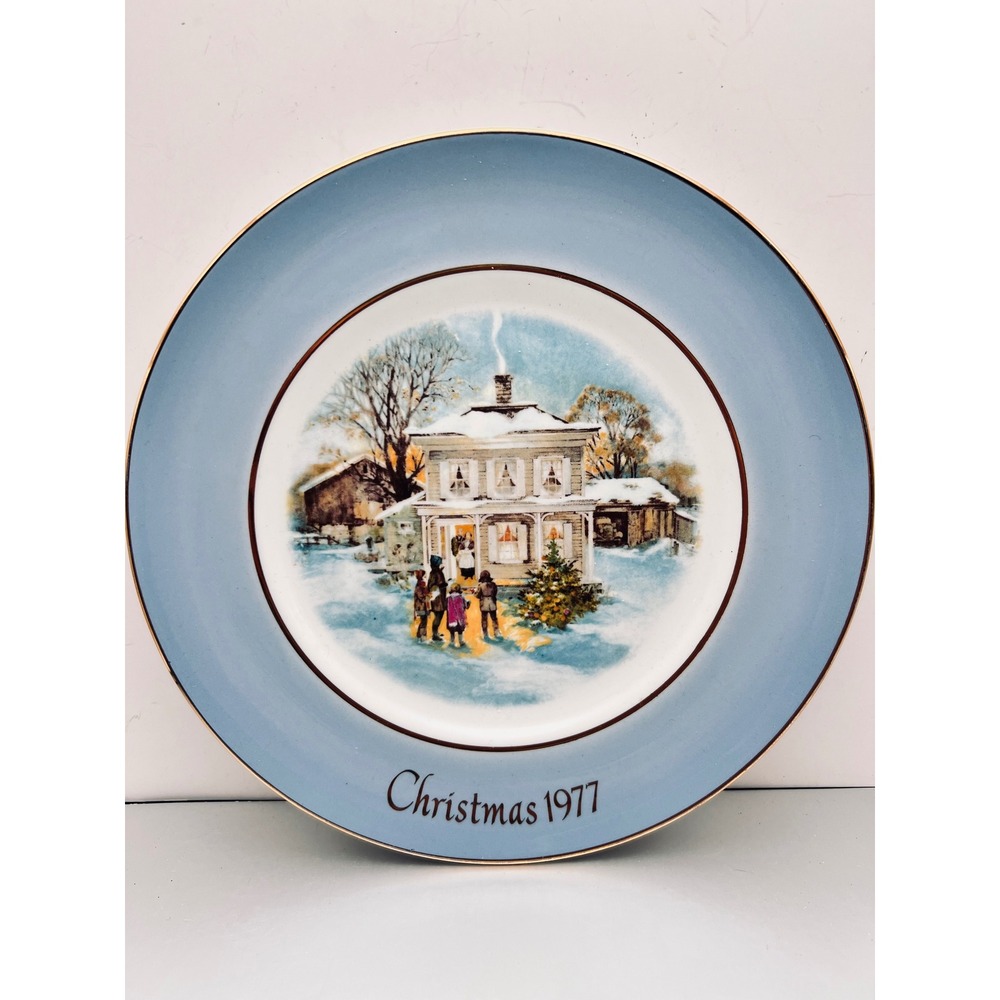 Vintage 1977 Avon Christmas Plate Carolers in the Snow Enoch Wedgwood 9in Boxed